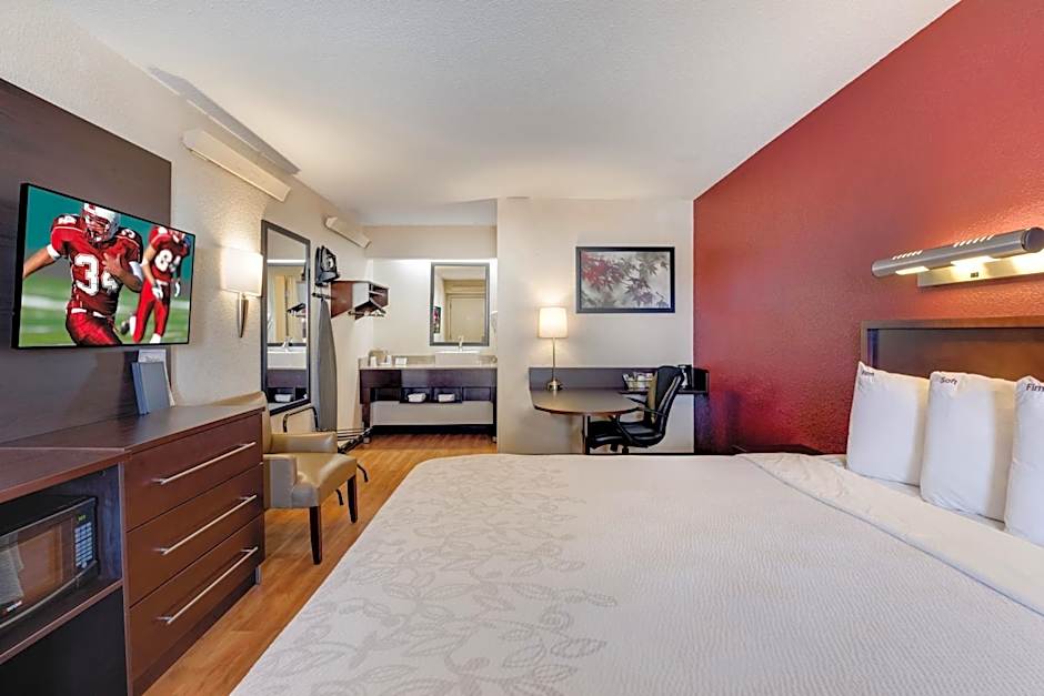 Super 8 by Wyndham Deerfield/Northbrook