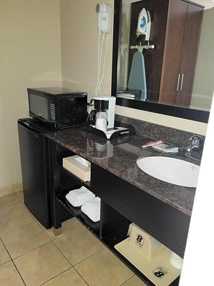 Super 8 by Wyndham Los Angeles-Culver City Area