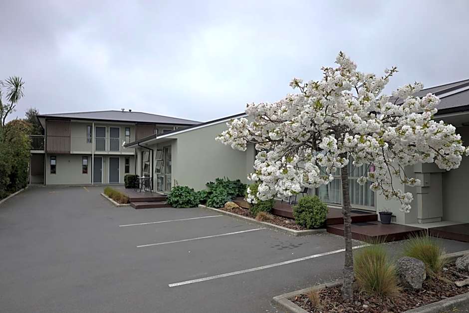 TOWER JUNCTION MOTOR LODGE- Motel with Airport and Railway Station Transport Service