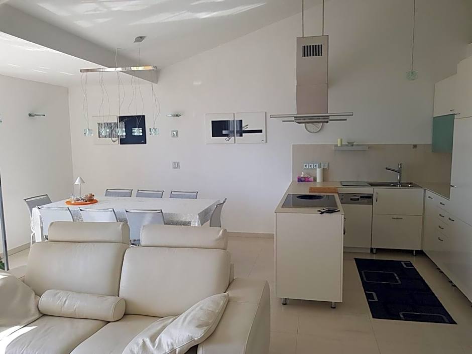 Apartments Fontana Zambratija