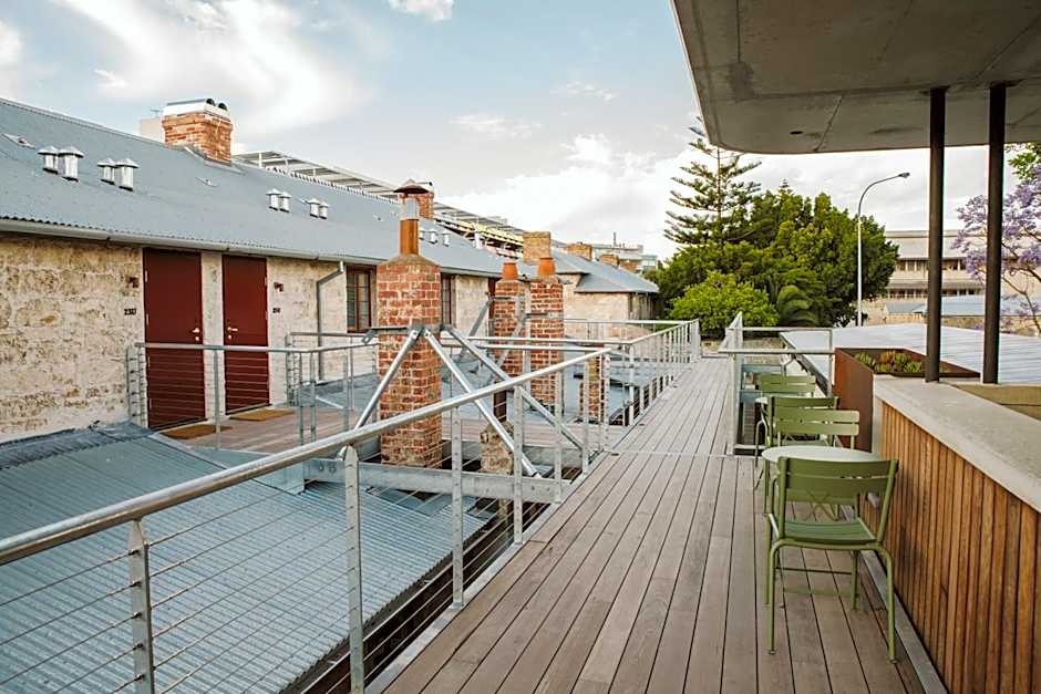 Garde and Warders Hotel