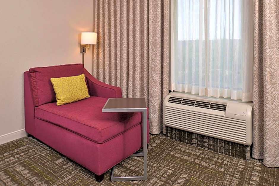 Hampton Inn By Hilton & Suites Dallas Market Center