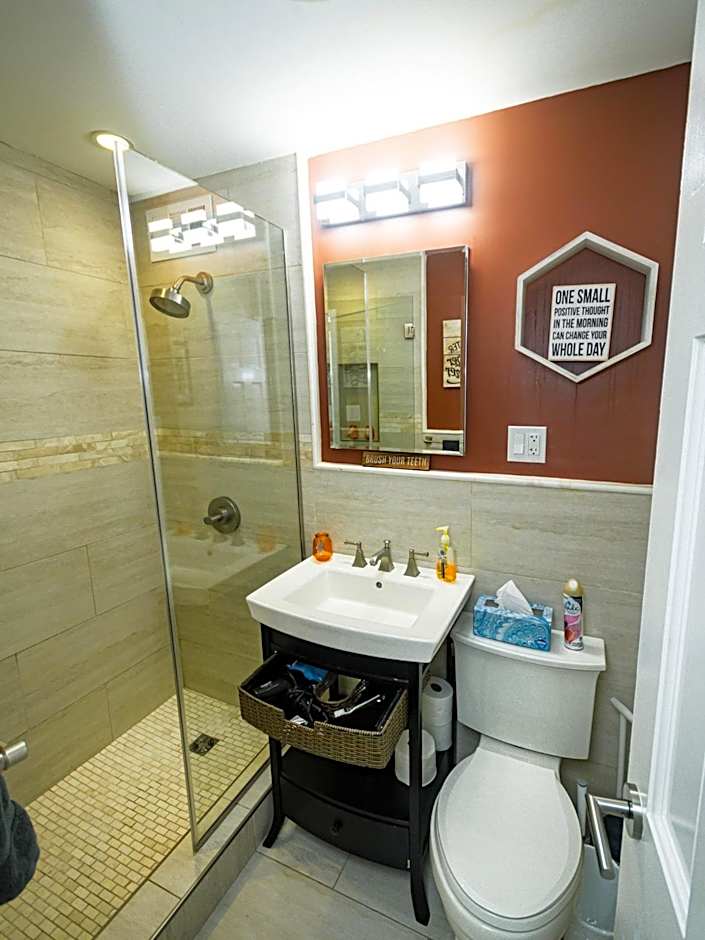 Perfect DTWN 2 Bed Condo with Cali King Bed and Gym