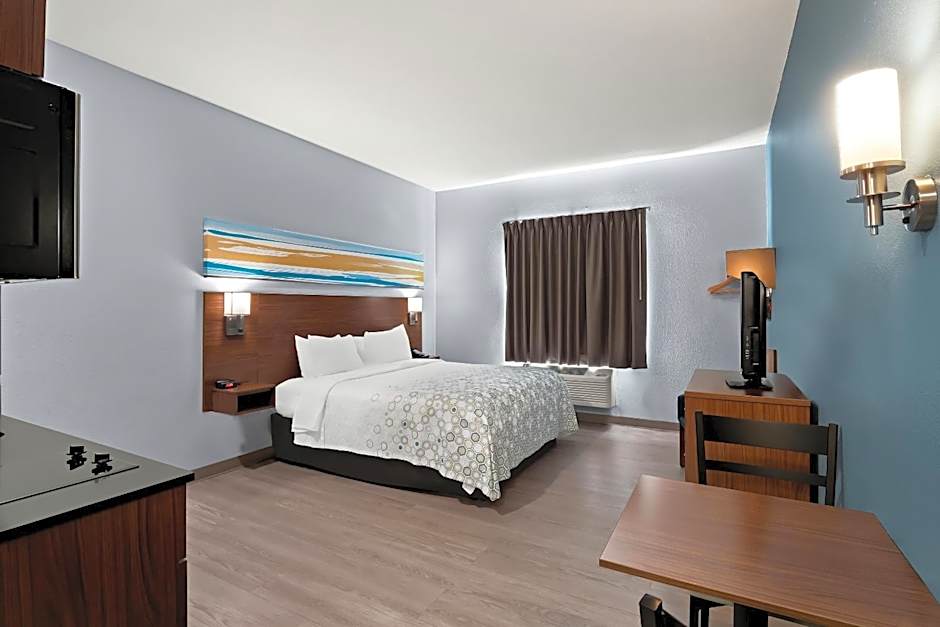 HomeTowne Studios by Red Roof East Lansing - Okemos