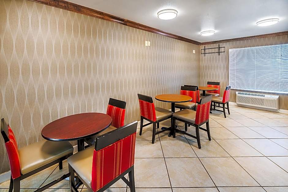 Super 8 by Wyndham Jackson MS Near the Fairgrounds