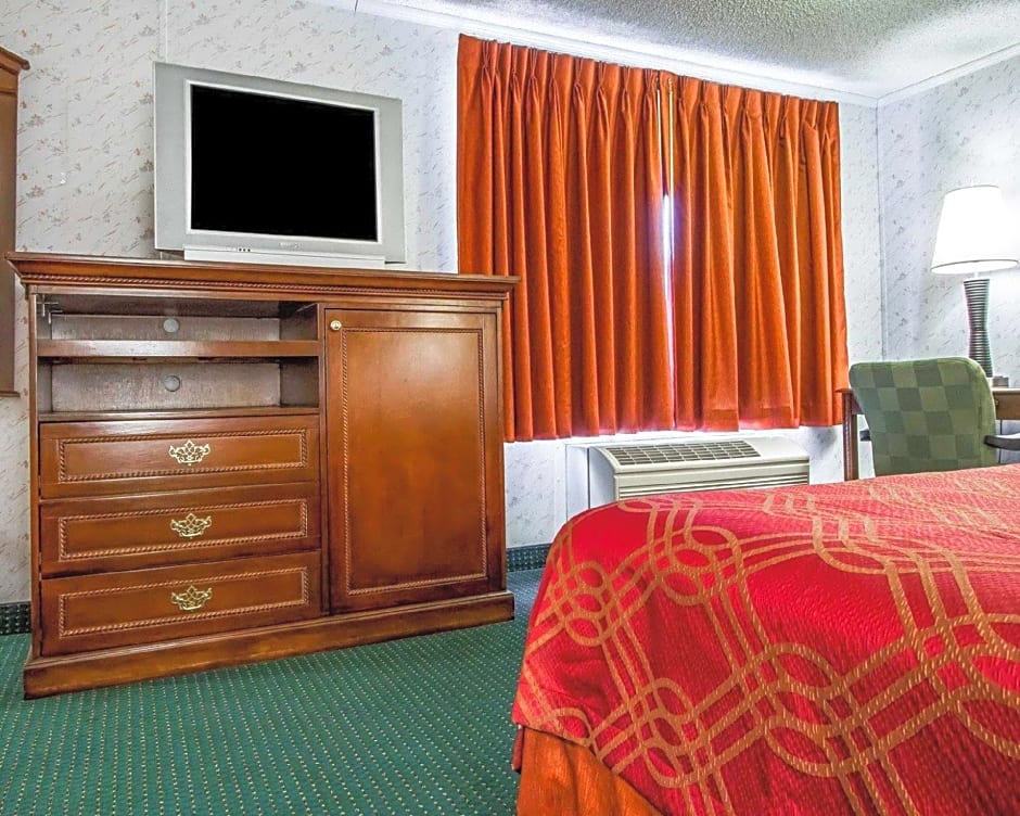 Rodeway Inn & Suites Brunswick near Hwy 1