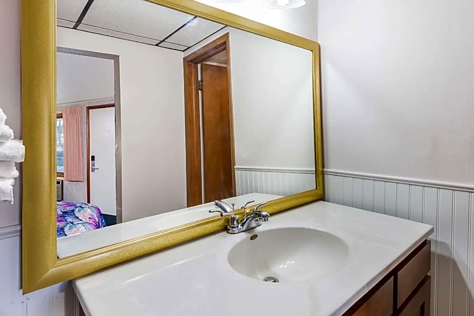 Knights Inn - Mackinaw City, MI