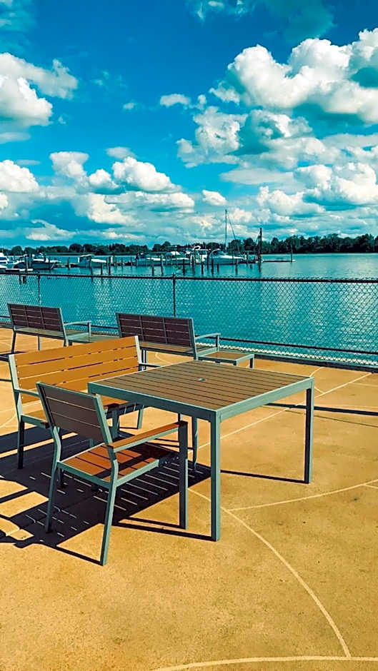 Airport Waterfront Inn