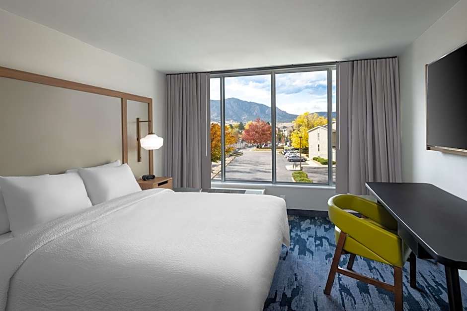 Photo 1 of 6 of 1 King Bed, Mountain View