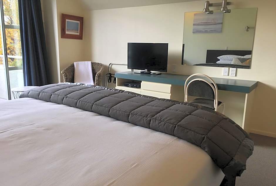 Colonial Manor Motel