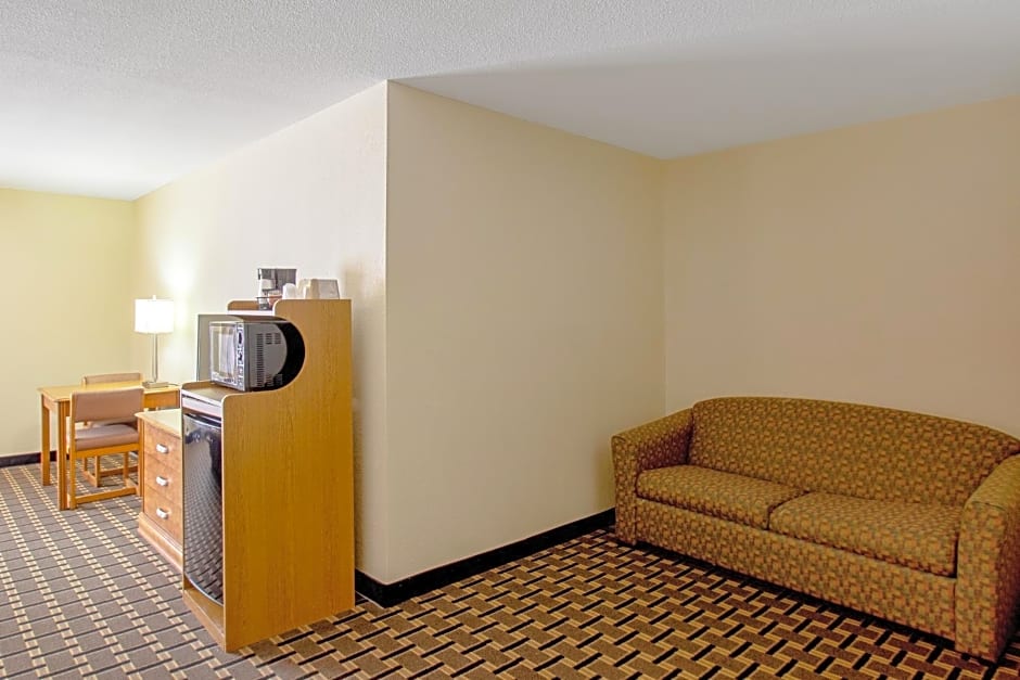 Econo Lodge Inn & Suites