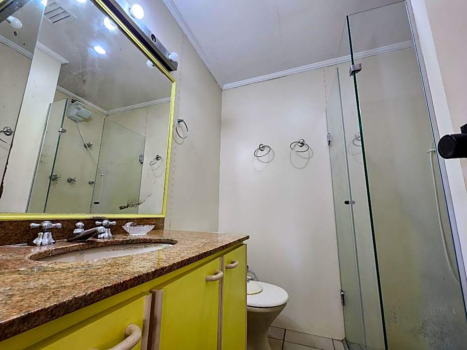 Lindo Flat Capitania Varam , WI FI , 2 aparelhos de ar condicionado , serviço de praia , enorme sacada com vista ao mar e telas de proteção para as crianças , 3 piscinas