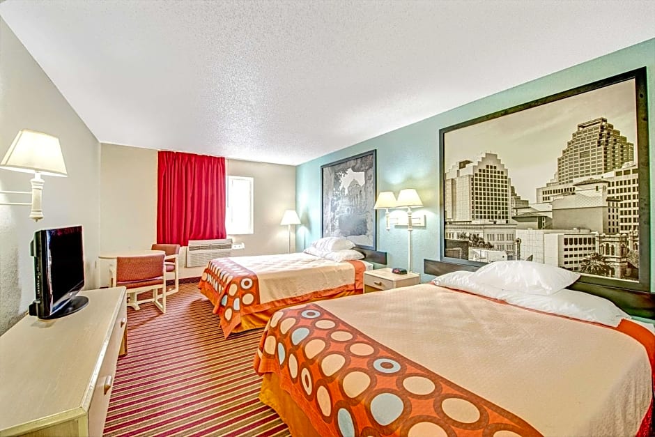 Super 8 by Wyndham San Antonio/Fiesta