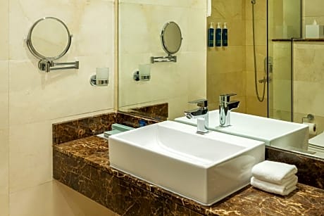 Superior King Room (Complimentary Shuttle to DMCC Metro Station, Marina Mall & JBR)