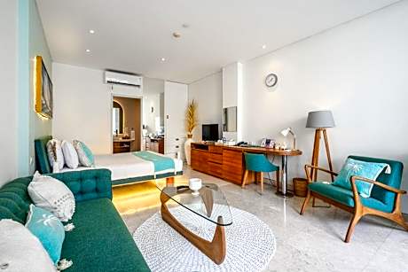 Deluxe Suite with Pool Access