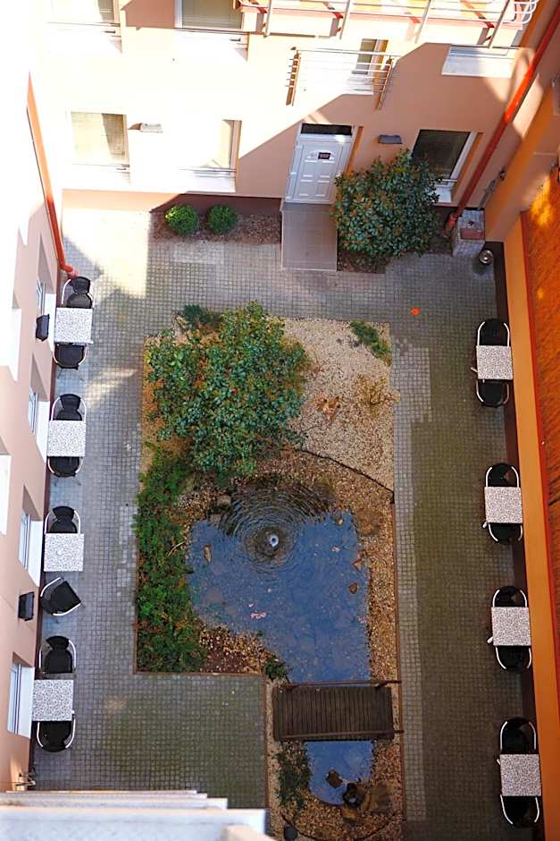 Six Inn Hotel