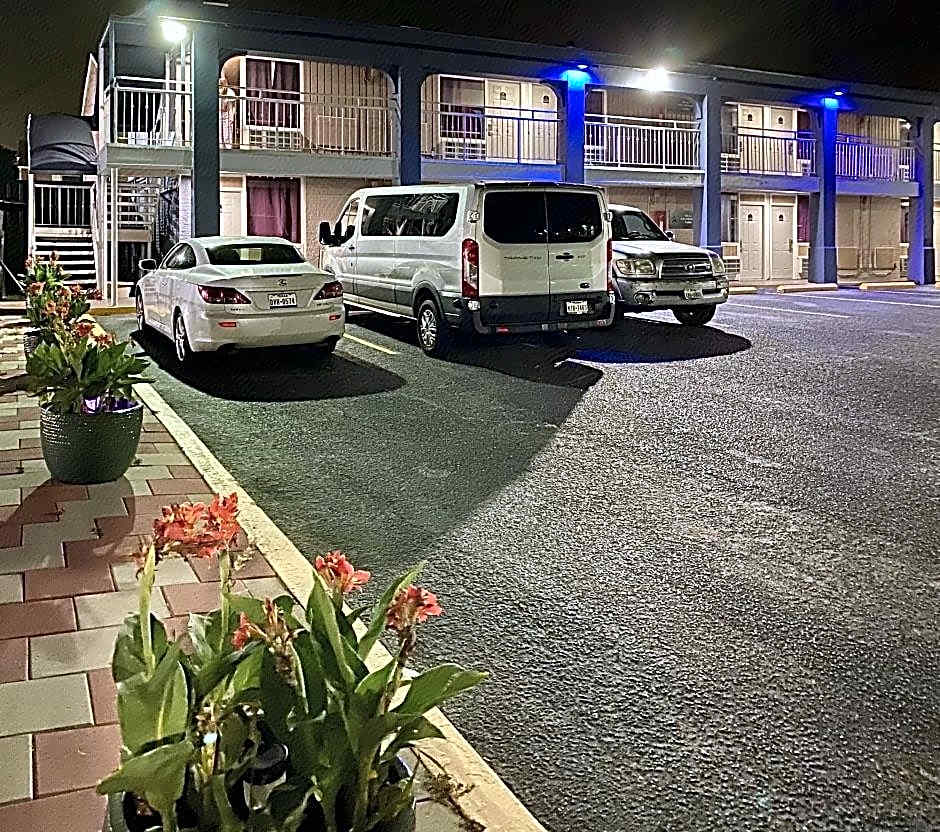 R Nite Star Inn and Suites -Home of the Cowboys & Rangers