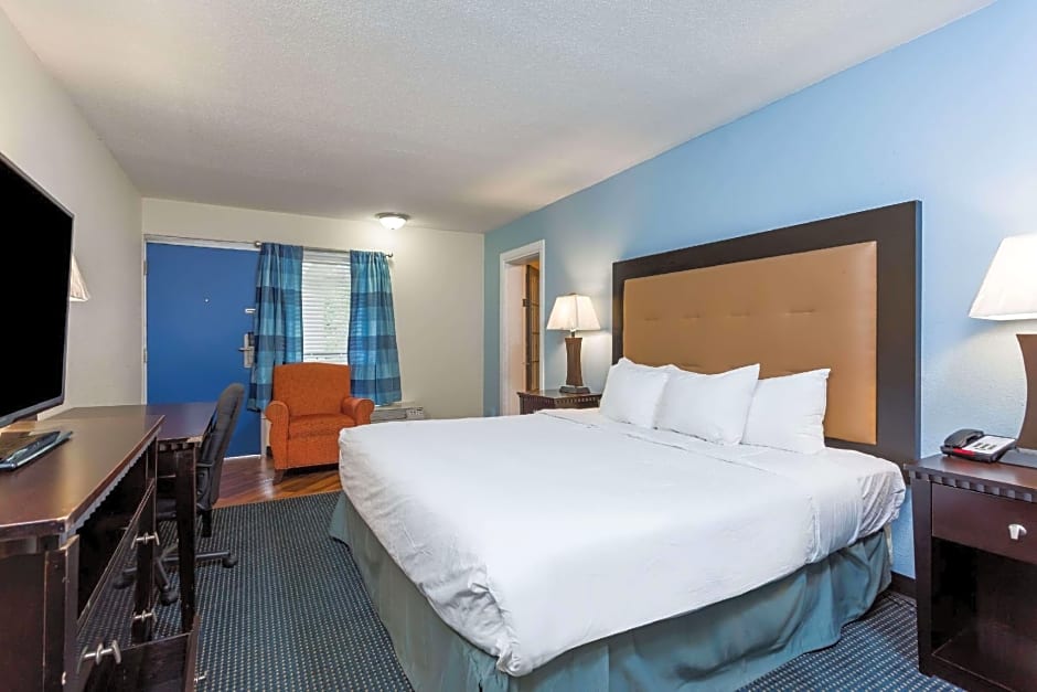 Photo 1 of 6 of 1 King Bed, Smoking, Pet-Friendly
