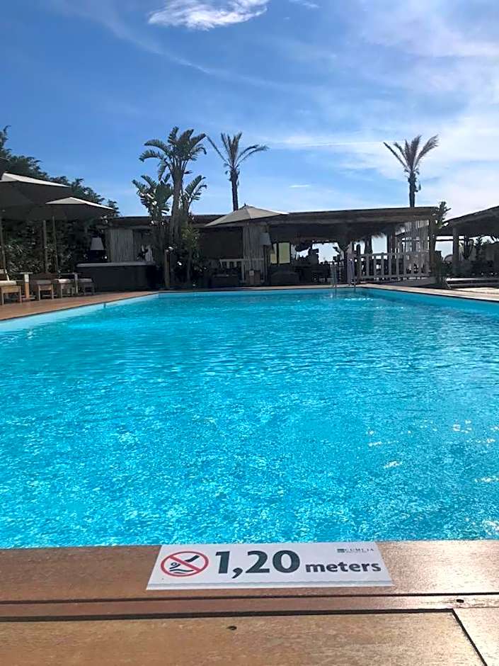 CUMEJA Beach Club & Hotel