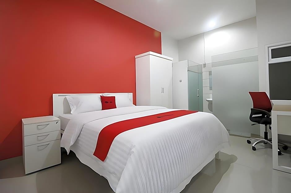 RedDoorz Plus near Living Plaza Jababeka