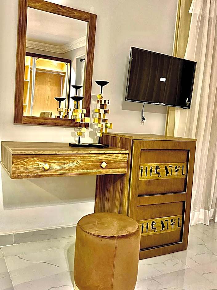 New Museum, Pyramids inn