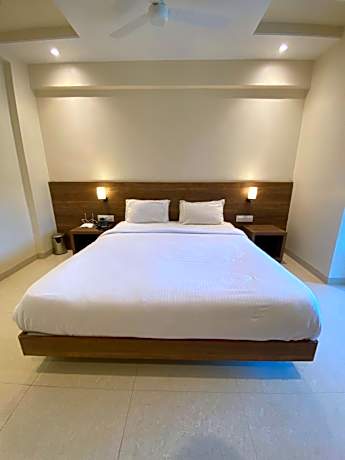 Deluxe Double Room with Side Sea View