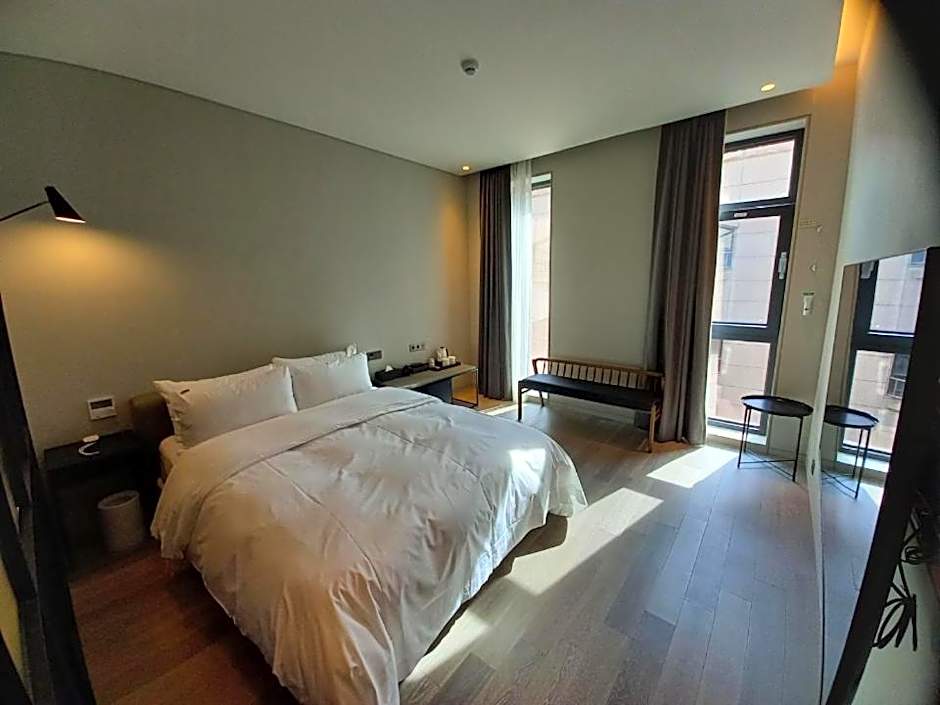 Photo 1 of 7 of Deluxe 1 King Bed