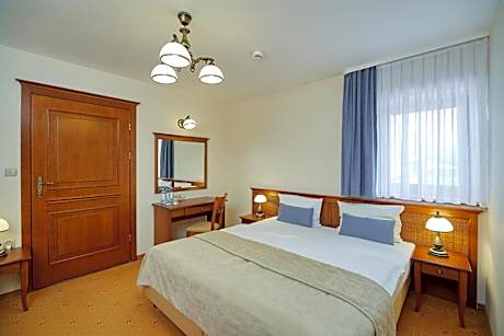 Studio Apartment (3 Adults)