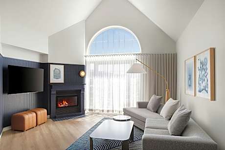 1 Bedroom Larger Suite, 1 King, Sofa Bed, Fireplace