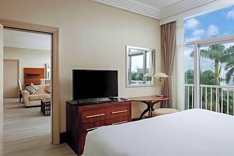 Junior Suite, 1 Bedroom, Balcony (1 King Bed)