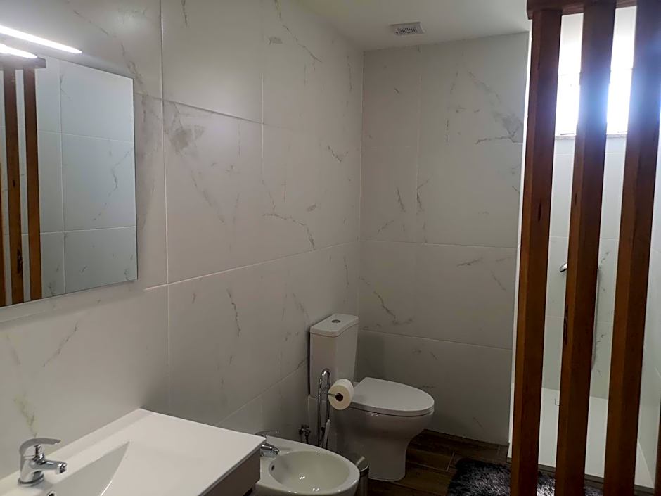 Leonchic - Guest House com Piscina de Água Salgada