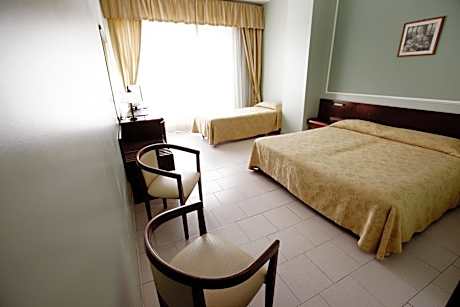 Family Room (2 Adults + 1 Child)