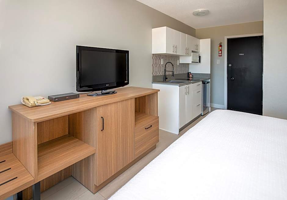 Sea Edge Beachside Hotel