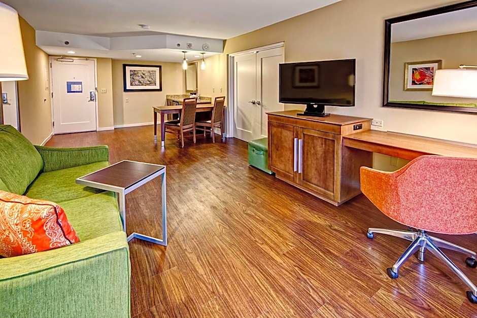 Hampton Inn By Hilton And Suites Asheville Airport