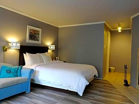 Queen Suite Fireplace kitchenette and 1-Person Jacuzzi