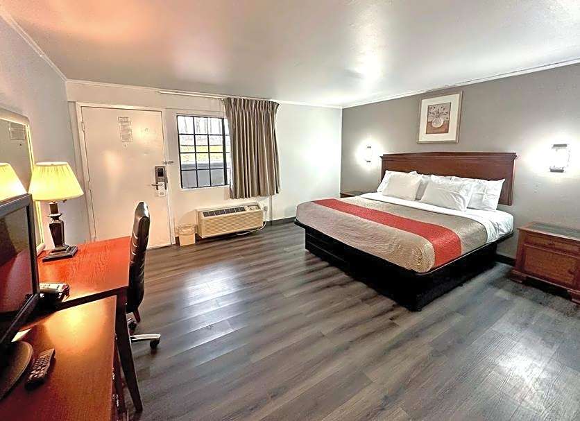 Red Carpet Inn - Stamford