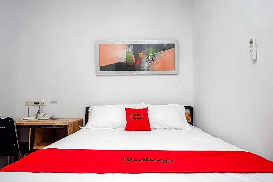 RedDoorz Plus near Patung Kuda Undip