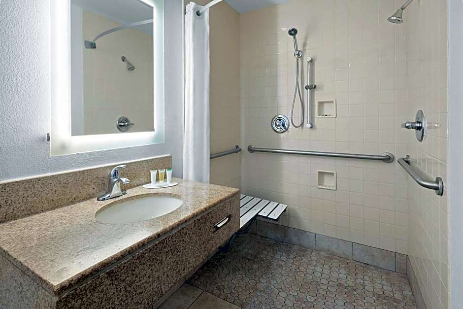 Howard Johnson by Wyndham Romulus Detroit Metro Airport