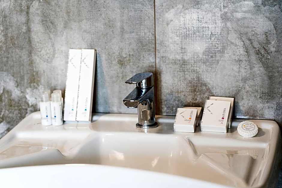 Skyline Rooms & Suites