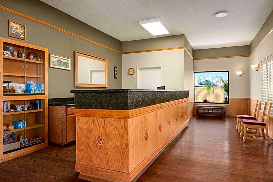 Super 8 by Wyndham Lindsay Olive Tree