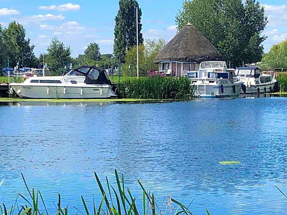 Pike & Eel Hotel and Marina
