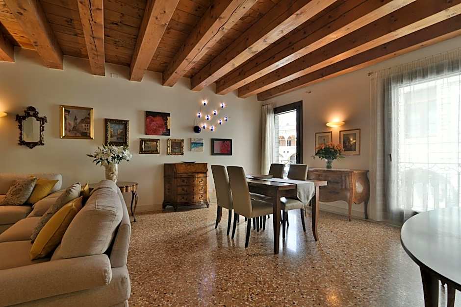 PadovaResidence Apartments - vista Piazza delle Erbe e Palazzo della Ragione