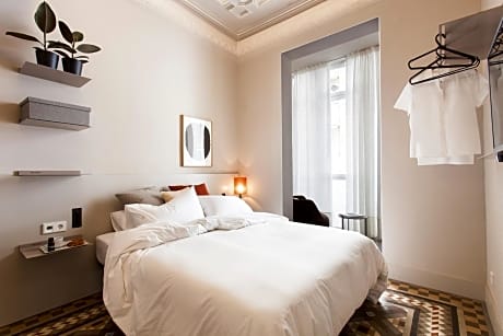 1 Queen Bed, Courtyard View