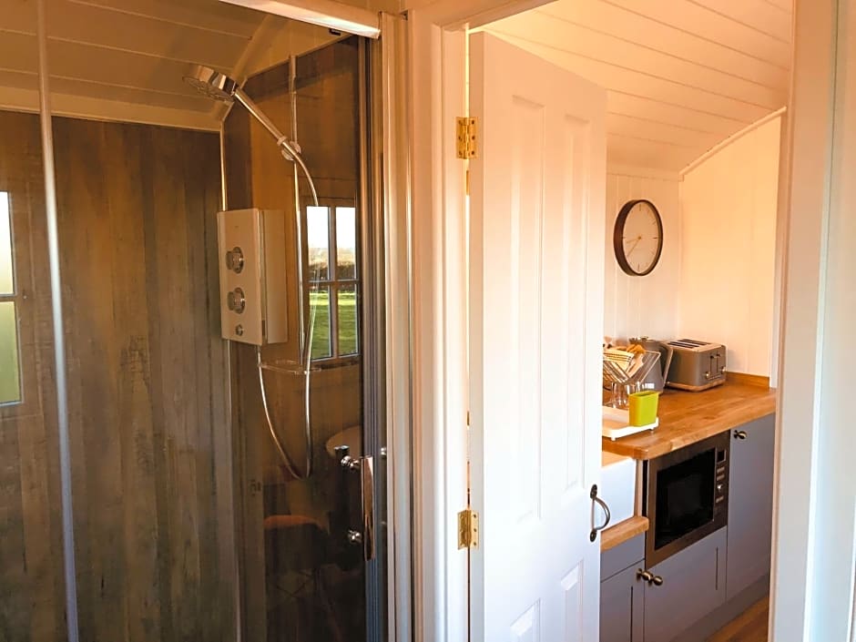 Somerleyton Meadows - The Hideaway Hut & Hot Tub
