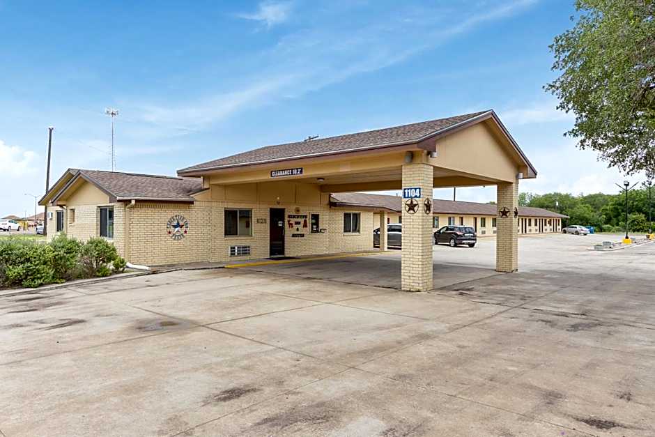 Freer Executive inn and Studios