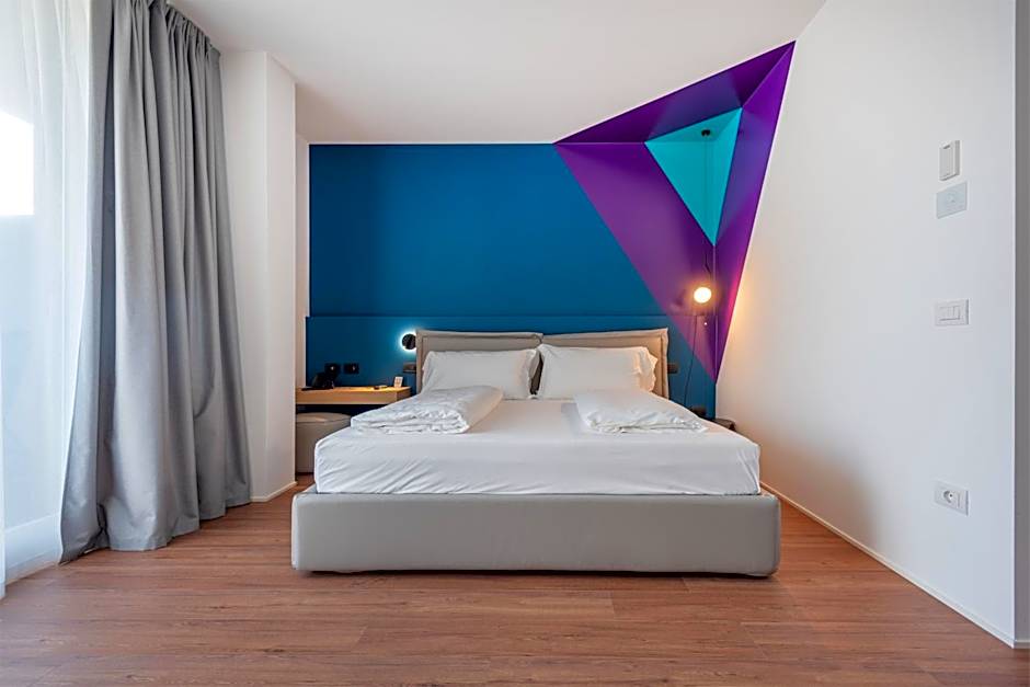 HOODY ACTIVE & HAPPINESS HOTEL