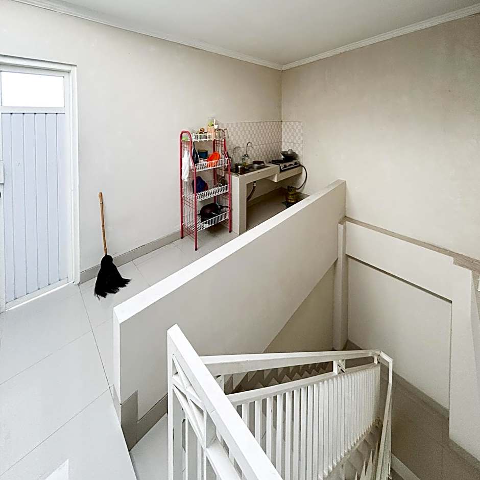 Queen Belt Mitra Reddoorz