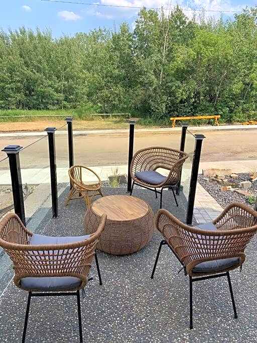 Executive Bsmt Suite, King Bed, 5 min to DT & Whyte Ave, Sleeps 6!