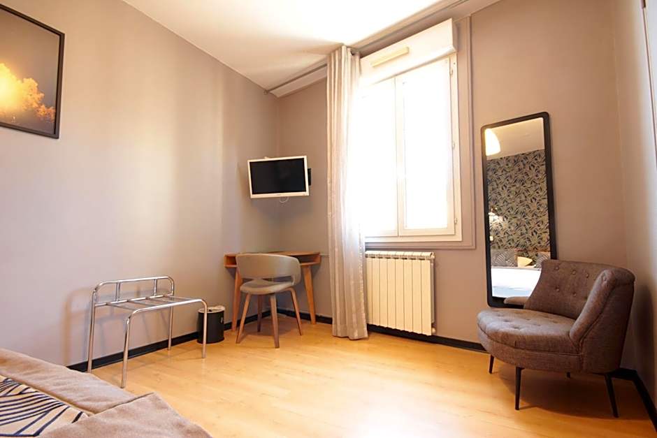 Hôtel Des Arts, Artisanal et Indépendant