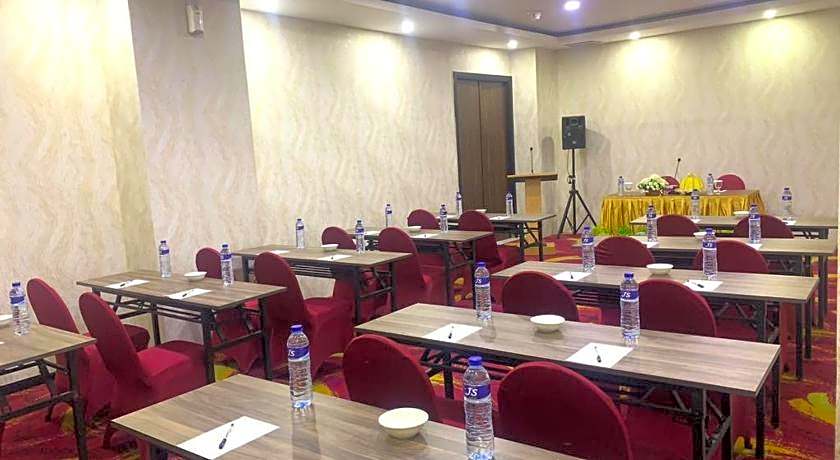 Travellers Hotel Phinisi